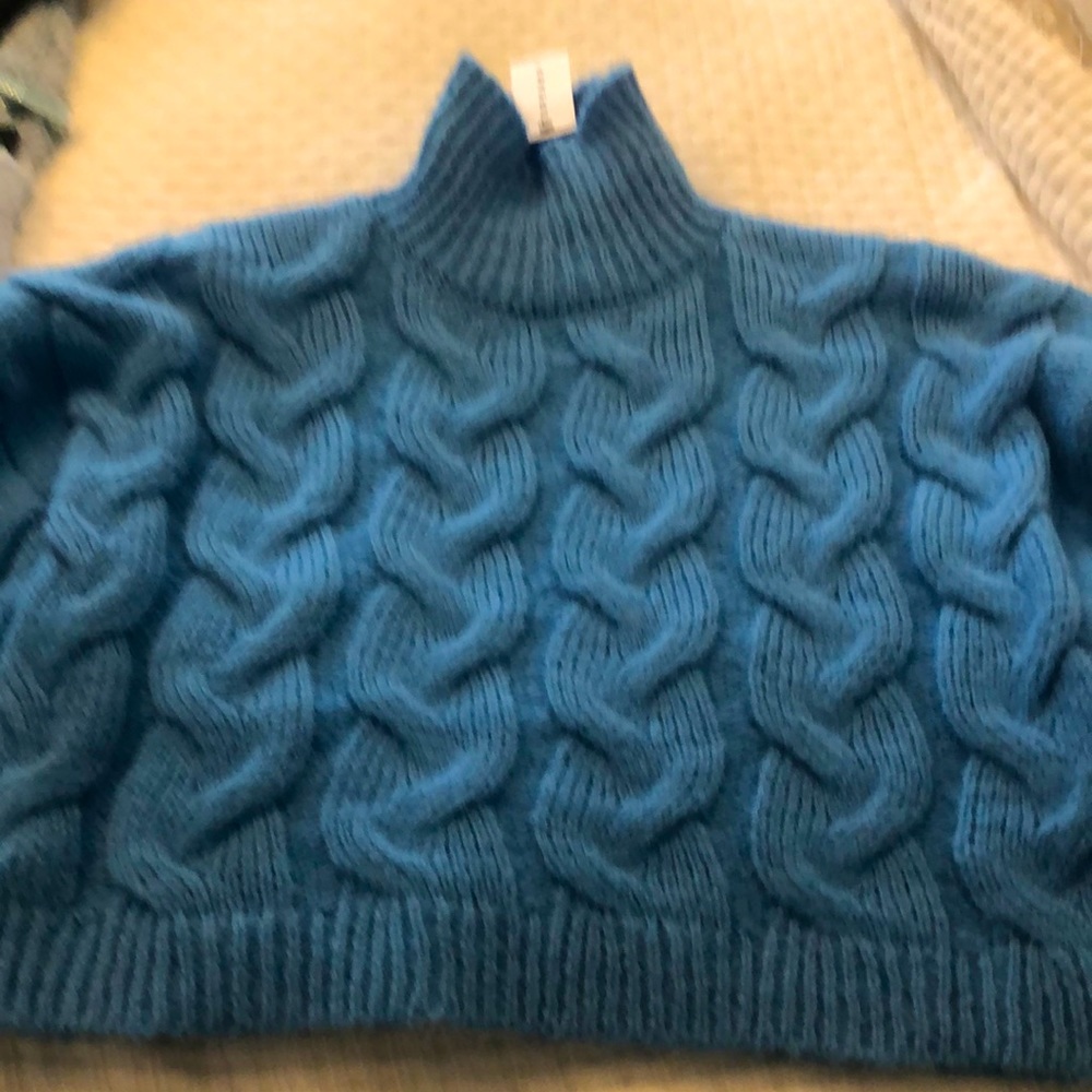 NWT CROPPED LIGHT BLUE SWEATER.